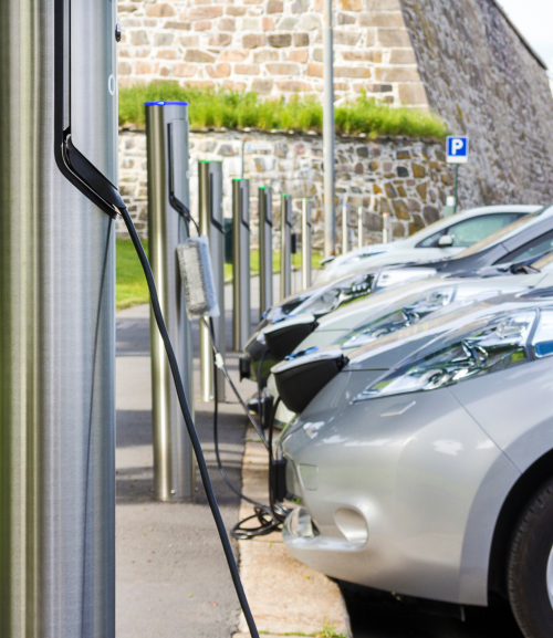 Parking de véhicule rechargeant sur des bornes électriques