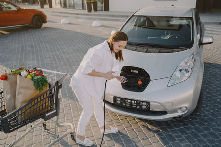 Faut-il prévoir un emplacement dédié pour installer une infrastructure de recharge pour véhicule sur les parkings de magasin ?