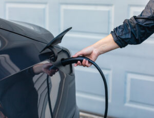 Recharger une voiture sur une prise domestique ? - Bloovee