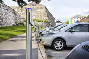 Quelles sont les caractéristiques de la recharge des véhicules électriques sur les sites d'enseignes commerciales ?