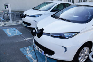 Comment installer une borne de recharge électrique sur les parkings de magasins ?