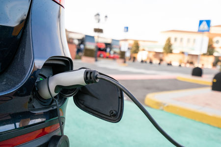 Existe-t-il des bornes de recharge pour une installation triphasée ? -  particulier